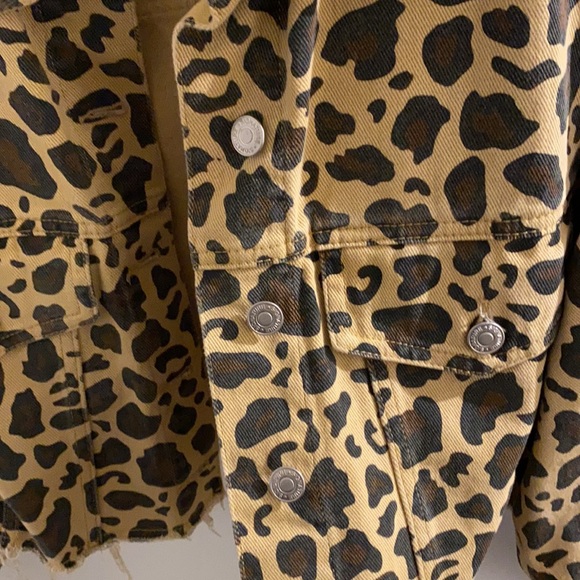 Cheetah print distressed cropped denim jacket - Picture 7 of 8
